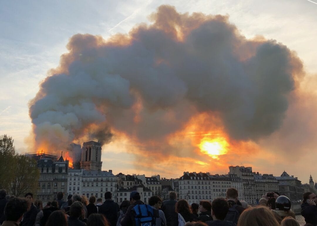 My heart is breaking seeing this global landmark destroyed, a quelques pas de la maison, #NotreDame , triste, notre patrimoine est fragile !
